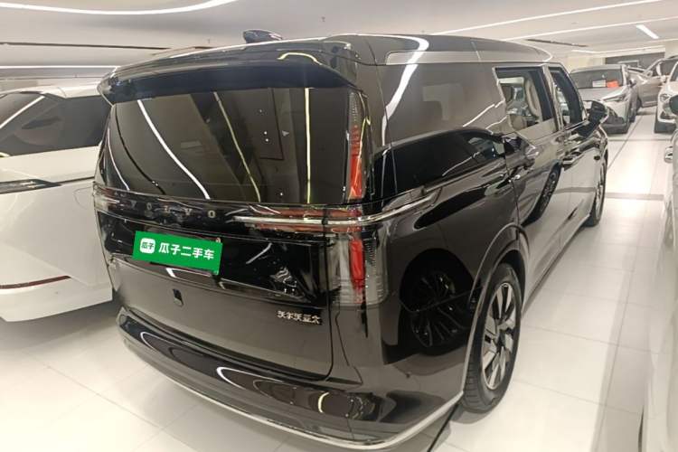 Used Volvo EM90 2025 Ultra Six-Seater Rear Right 45 Deg