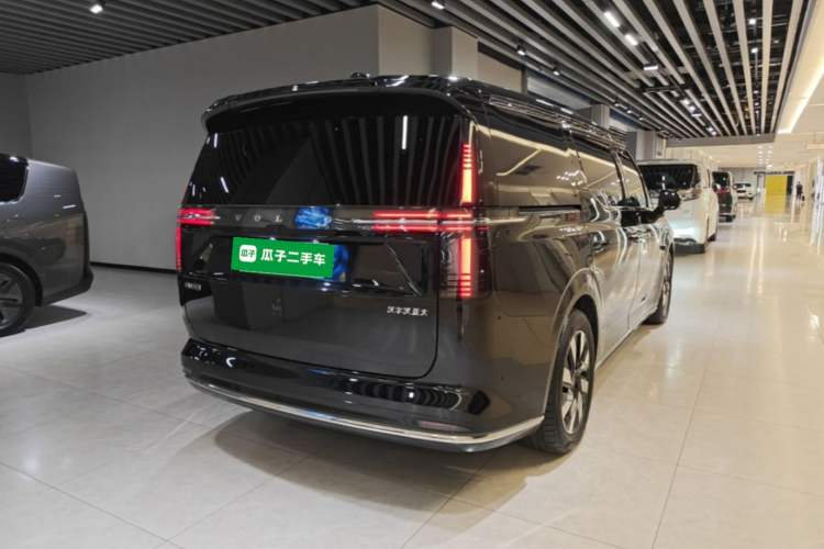 Used Volvo EM90 2025 Ultra Six-Seater Rear Right 45 Deg