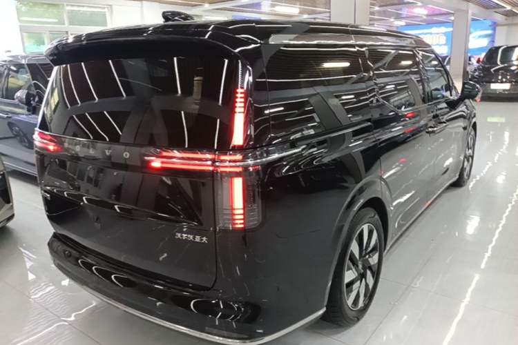 Used Volvo EM90 2025 Ultra Six-Seater Rear Right 45 Deg