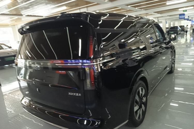 Used Volvo EM90 2025 Ultra Six-Seater Rear Right 45 Deg