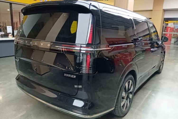 Used Volvo EM90 2025 Ultra Six-Seater Rear Right 45 Deg