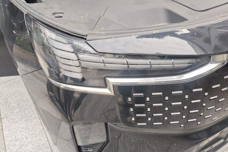 Used Volvo EM90 2025 Ultra Six-Seater Right Front Headlight