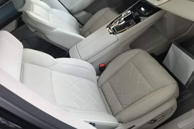 Used Volvo EM90 2025 Ultra Six-Seater Right Front Seat