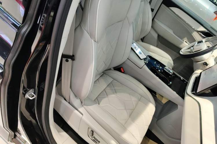 Used Volvo EM90 2025 Ultra Six-Seater Right Front Seat