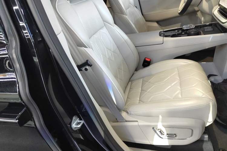 Used Volvo EM90 2025 Ultra Six-Seater Right Front Seat