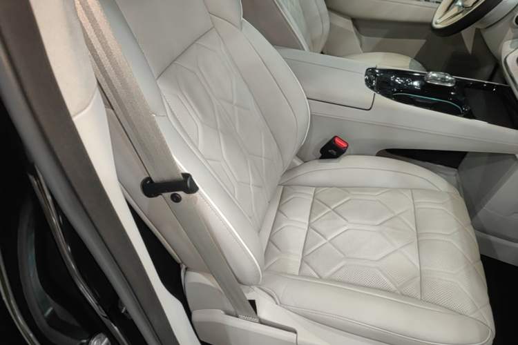 Used Volvo EM90 2025 Ultra Six-Seater Right Front Seat