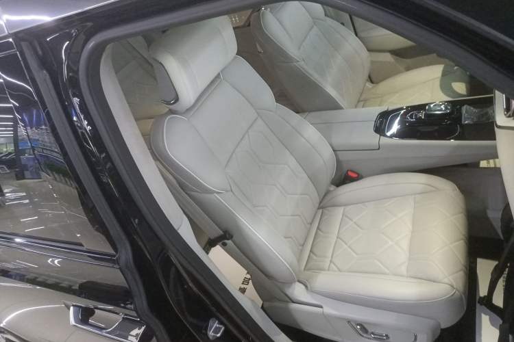Used Volvo EM90 2025 Ultra Six-Seater Right Front Seat