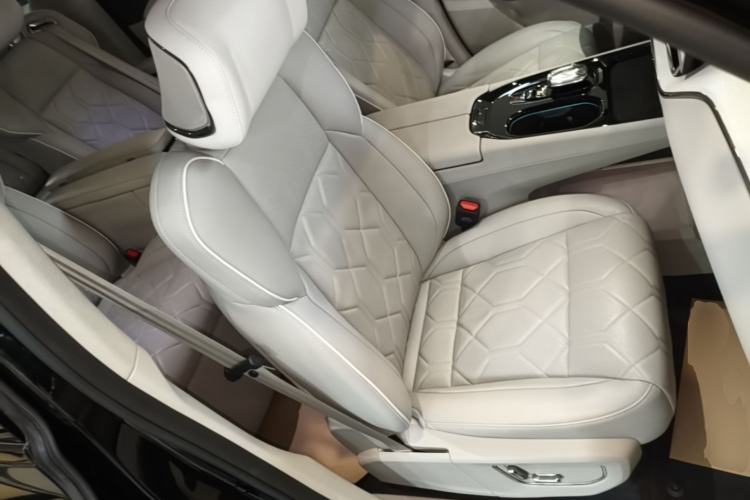 Used Volvo EM90 2025 Ultra Six-Seater Right Front Seat