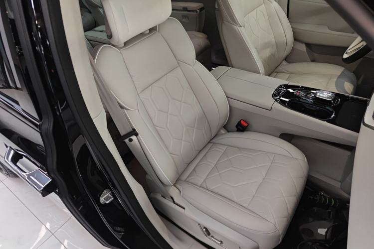 Used Volvo EM90 2025 Ultra Six-Seater Right Front Seat