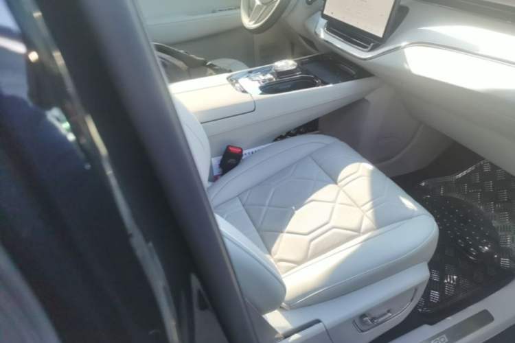 Used Volvo EM90 2025 Ultra Six-Seater Right Front Seat