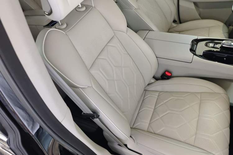 Used Volvo EM90 2025 Ultra Six-Seater Right Front Seat