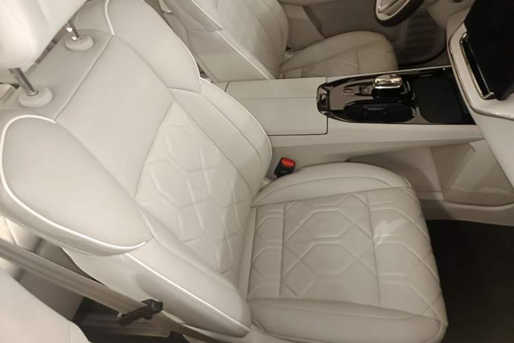 Used Volvo EM90 2025 Ultra Six-Seater Right Front Seat