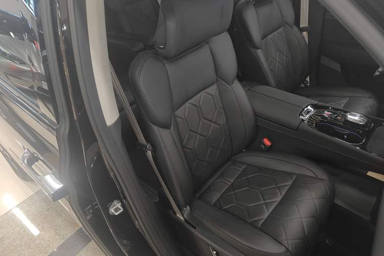 Used Volvo EM90 2025 Ultra Six-Seater Right Front Seat