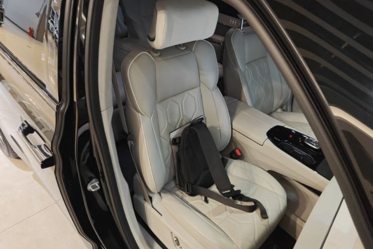 Used Volvo EM90 2025 Ultra Six-Seater Right Front Seat