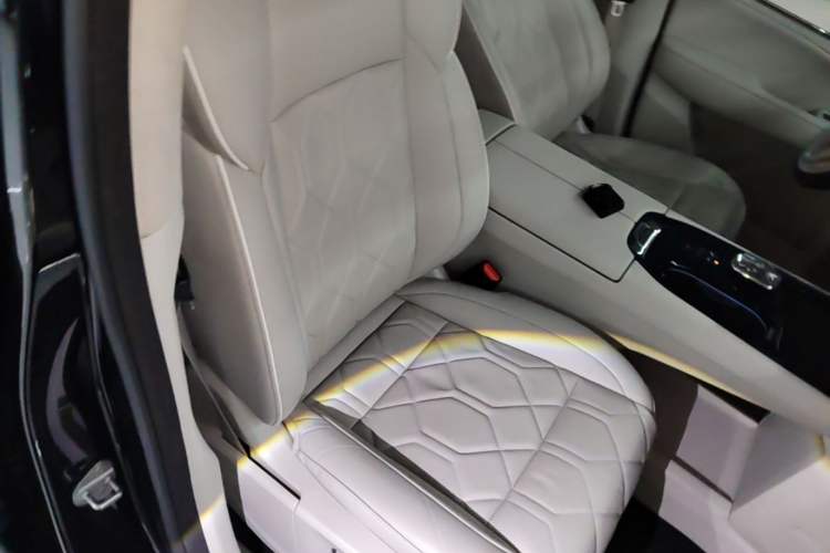 Used Volvo EM90 2025 Ultra Six-Seater Right Front Seat