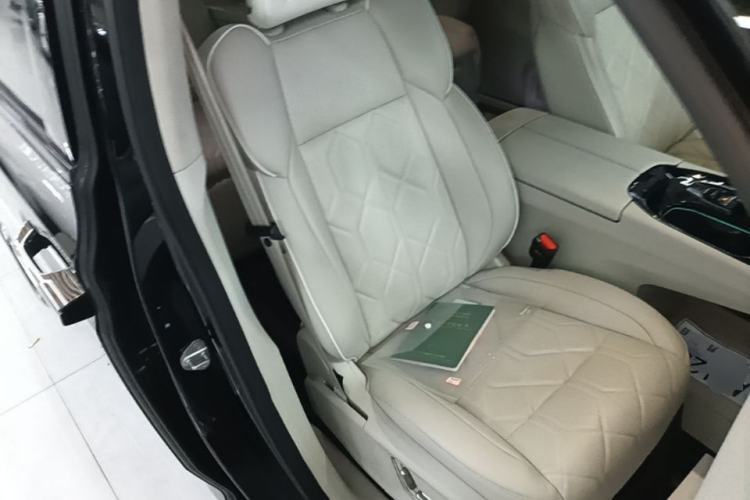Used Volvo EM90 2025 Ultra Six-Seater Right Front Seat