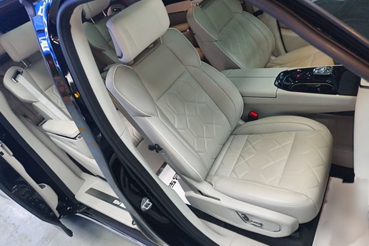 Used Volvo EM90 2025 Ultra Six-Seater Right Front Seat