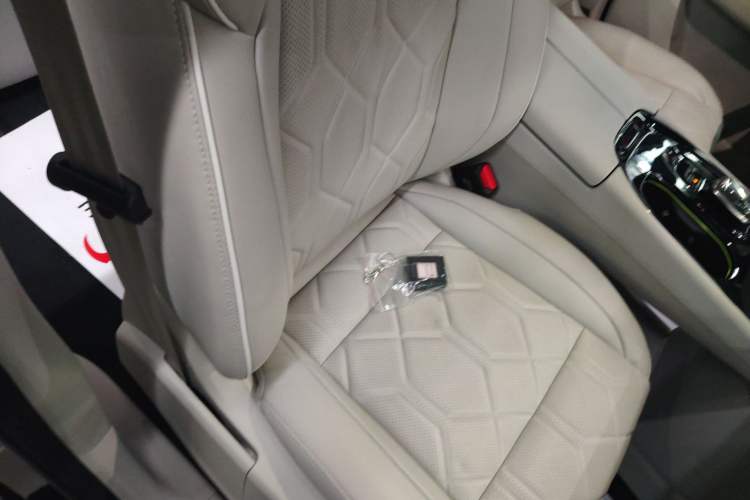 Used Volvo EM90 2025 Ultra Six-Seater Right Front Seat