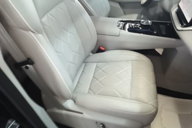 Used Volvo EM90 2025 Ultra Six-Seater Right Front Seat