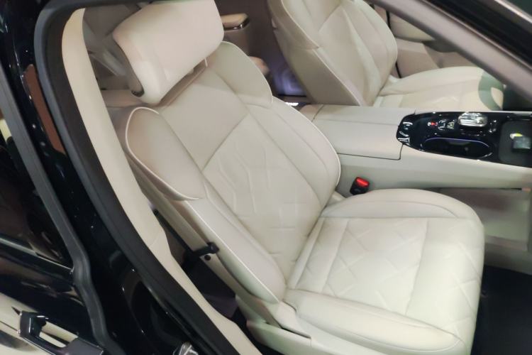 Used Volvo EM90 2025 Ultra Six-Seater Right Front Seat