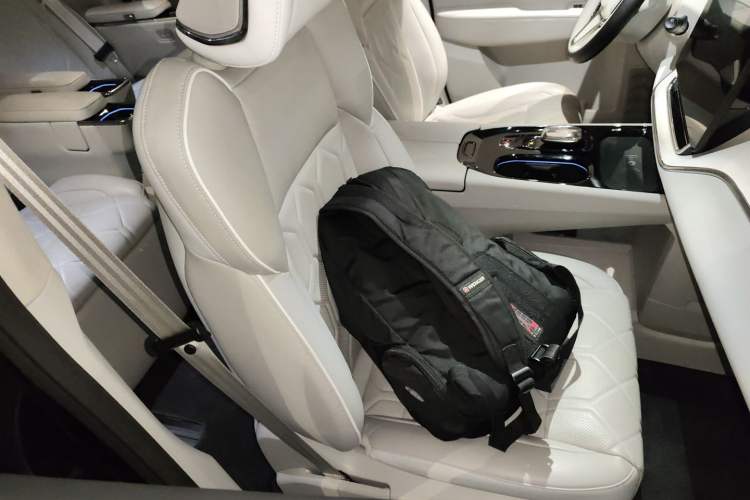 Used Volvo EM90 2025 Ultra Six-Seater Right Front Seat