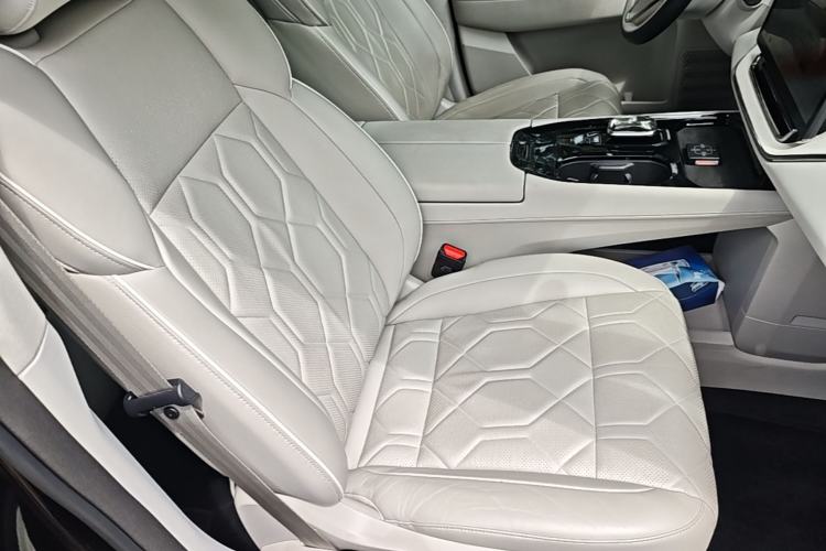 Used Volvo EM90 2025 Ultra Six-Seater Right Front Seat