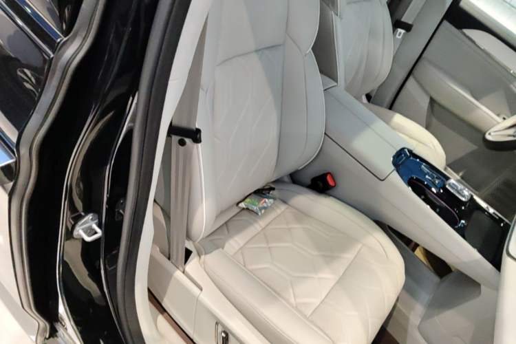 Used Volvo EM90 2025 Ultra Six-Seater Right Front Seat