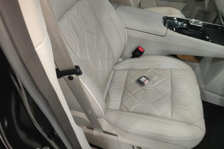 Used Volvo EM90 2025 Ultra Six-Seater Right Front Seat