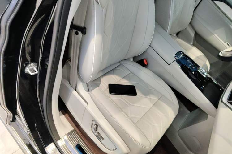 Used Volvo EM90 2025 Ultra Six-Seater Right Front Seat