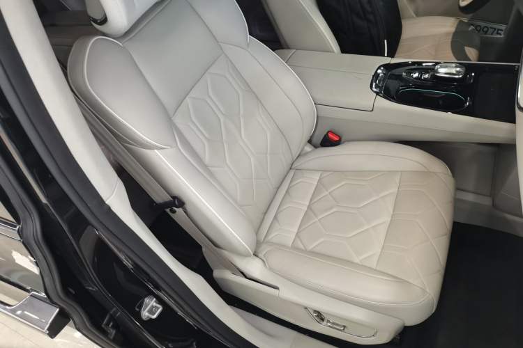 Used Volvo EM90 2025 Ultra Six-Seater Right Front Seat