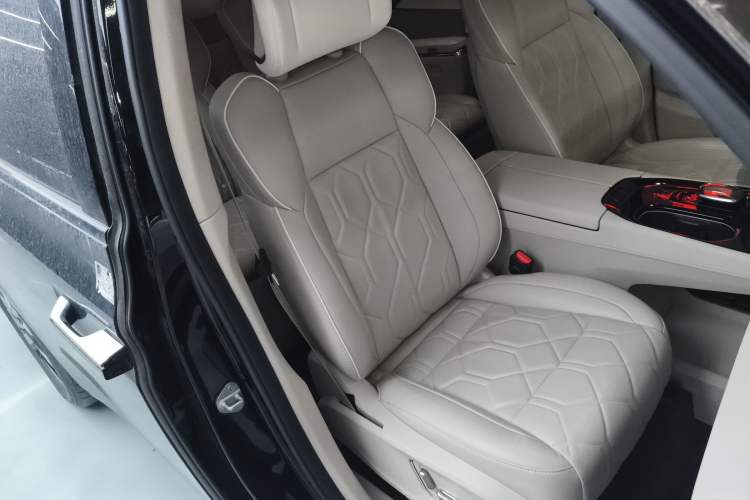 Used Volvo EM90 2025 Ultra Six-Seater Right Front Seat