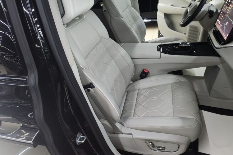 Used Volvo EM90 2025 Ultra Six-Seater Right Front Seat
