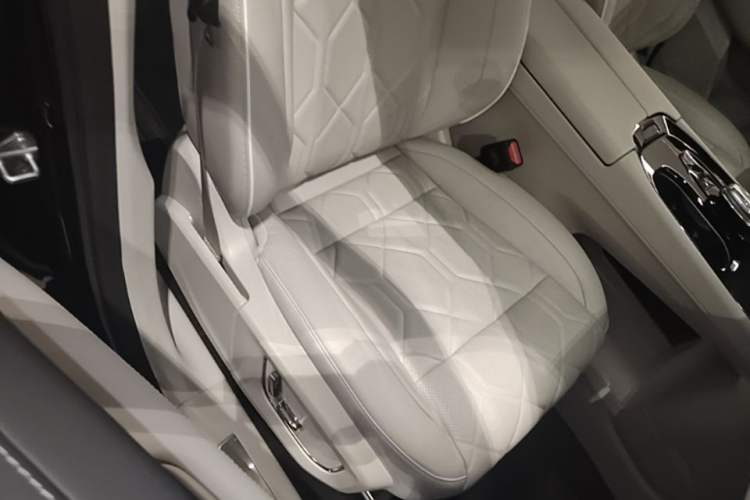 Used Volvo EM90 2025 Ultra Six-Seater Right Front Seat