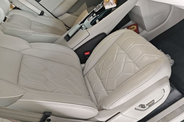 Used Volvo EM90 2025 Ultra Six-Seater Right Front Seat