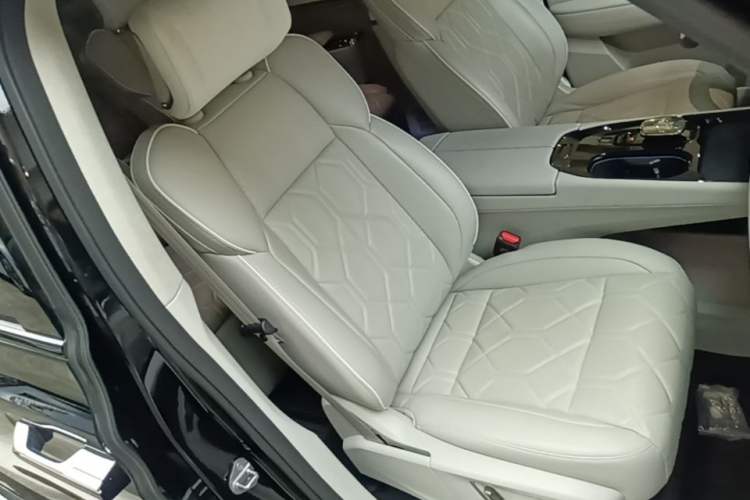 Used Volvo EM90 2025 Ultra Six-Seater Right Front Seat