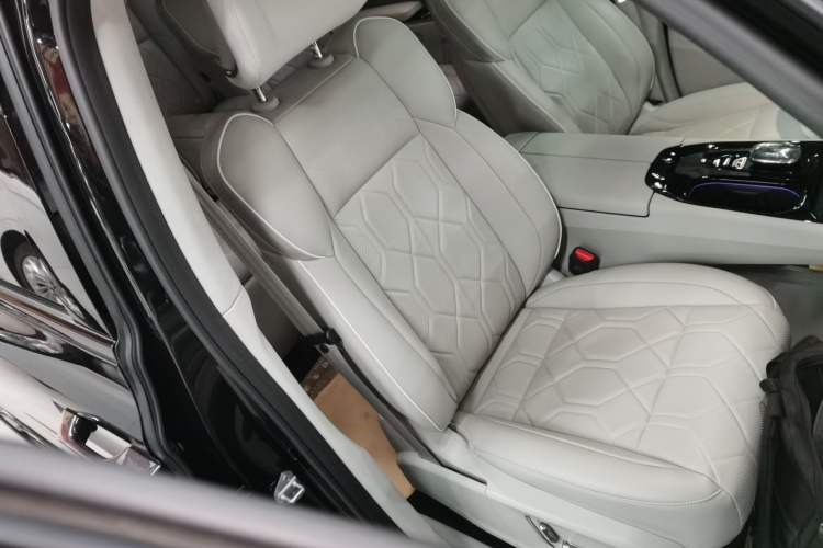 Used Volvo EM90 2025 Ultra Six-Seater Right Front Seat