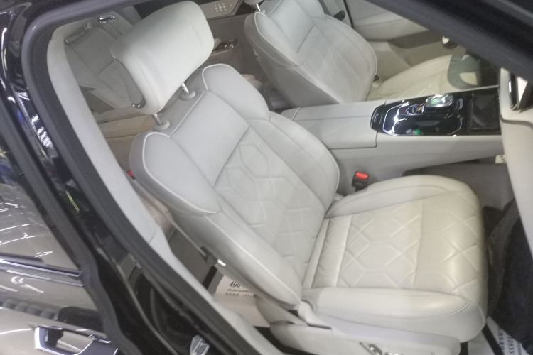 Used Volvo EM90 2025 Ultra Six-Seater Right Front Seat