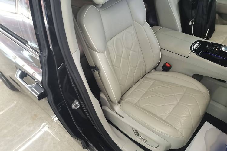 Used Volvo EM90 2025 Ultra Six-Seater Right Front Seat