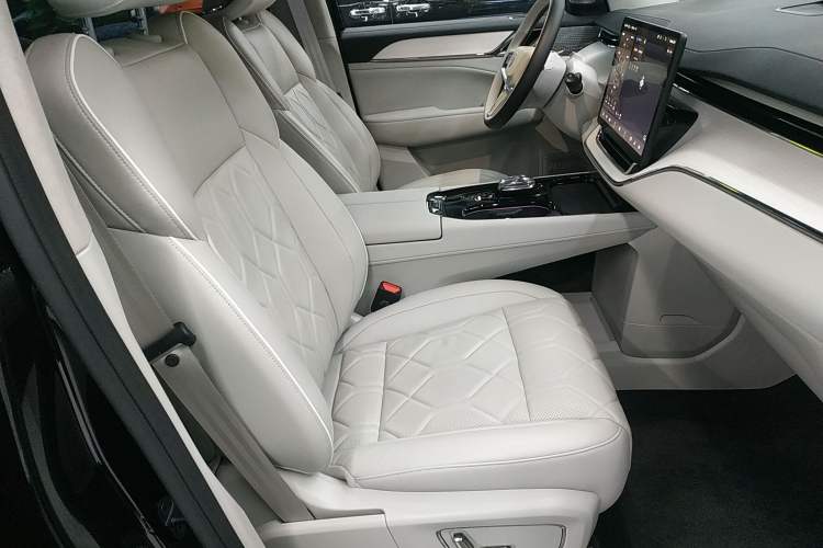 Used Volvo EM90 2025 Ultra Six-Seater Right Front Seat