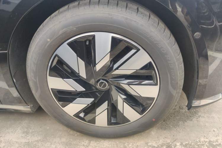 Used Volvo EM90 2025 Ultra Six-Seater Right Front Wheel Hub