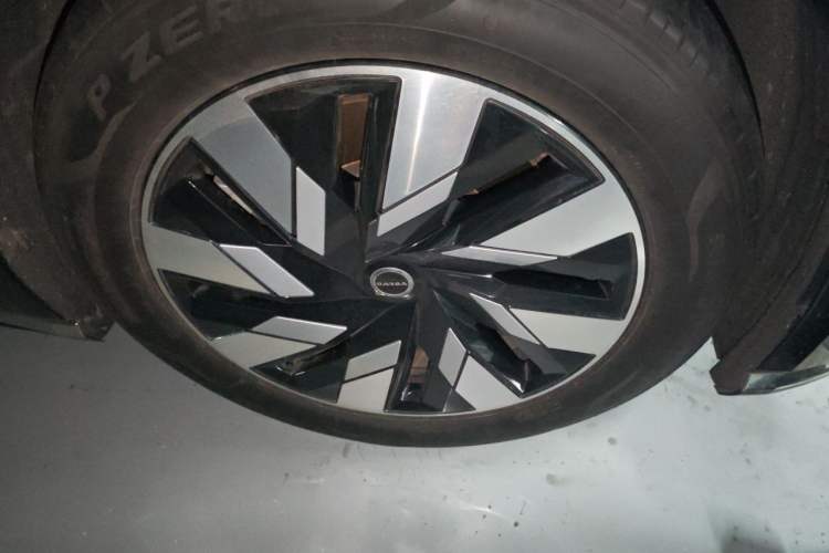 Used Volvo EM90 2025 Ultra Six-Seater Right Front Wheel Hub