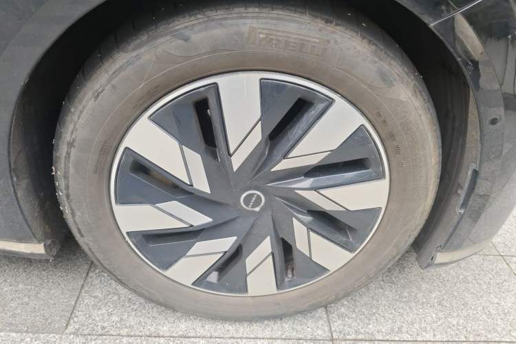 Used Volvo EM90 2025 Ultra Six-Seater Right Front Wheel Hub