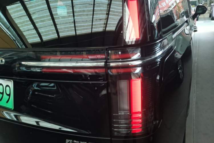 Used Volvo EM90 2025 Ultra Six-Seater Right Rear Taillight