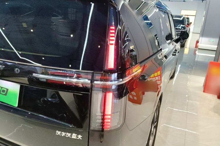 Used Volvo EM90 2025 Ultra Six-Seater Right Rear Taillight