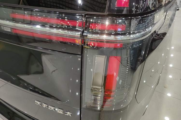 Used Volvo EM90 2025 Ultra Six-Seater Right Rear Taillight