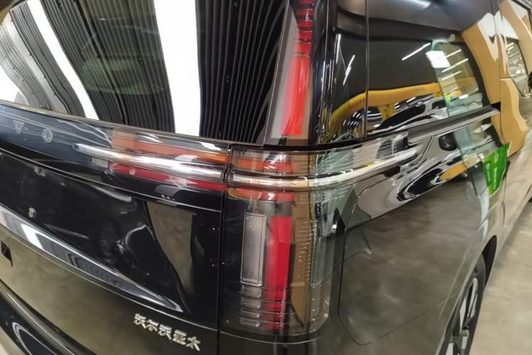 Used Volvo EM90 2025 Ultra Six-Seater Right Rear Taillight