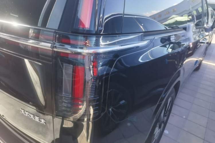 Used Volvo EM90 2025 Ultra Six-Seater Right Rear Taillight