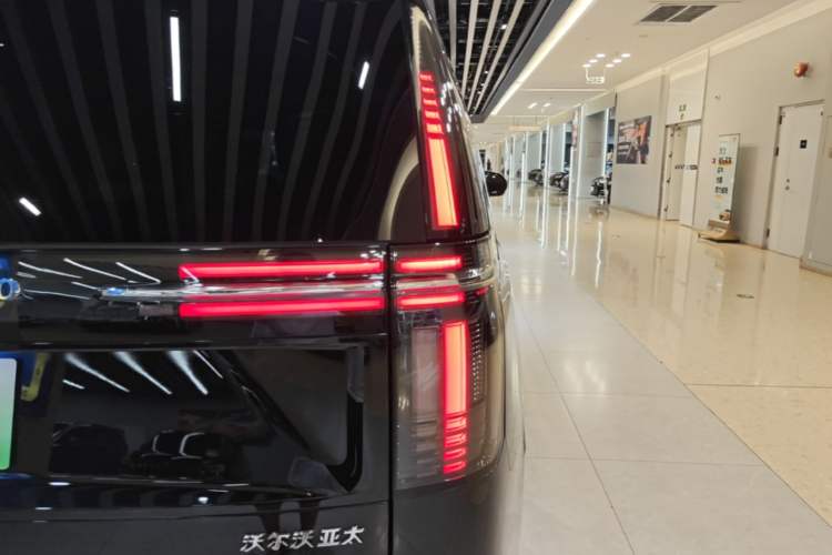 Used Volvo EM90 2025 Ultra Six-Seater Right Rear Taillight
