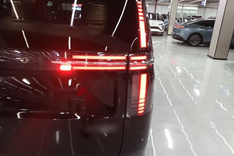 Used Volvo EM90 2025 Ultra Six-Seater Right Rear Taillight