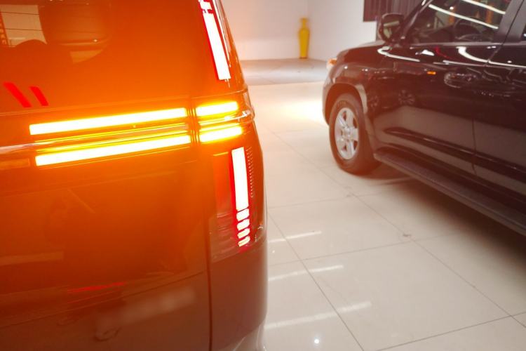 Used Volvo EM90 2025 Ultra Six-Seater Right Rear Taillight